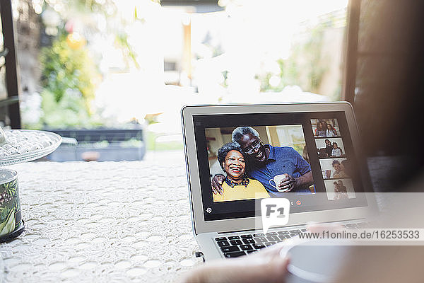 Videokonferenzen mit Freunden und Familie auf Laptop-Bildschirm