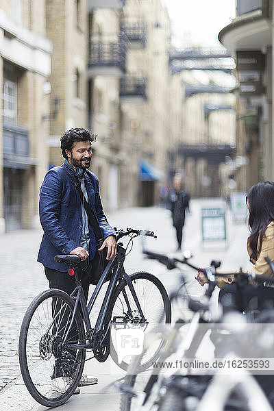 Geschäftsmann mit Fahrrad auf Stadtstraße