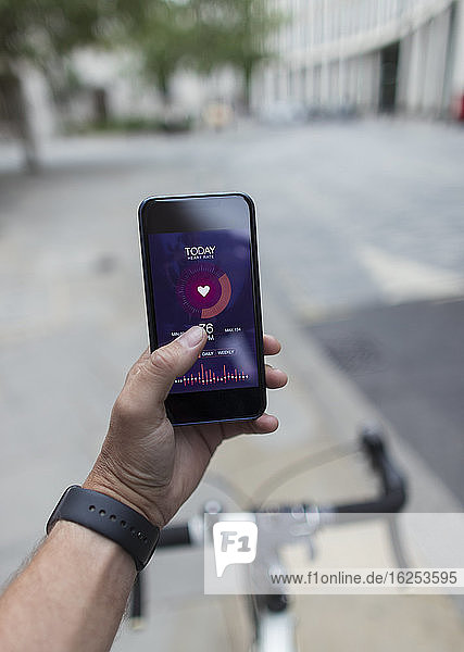 POV Mann auf Fahrrad mit Smartphone-Gesundheits-App
