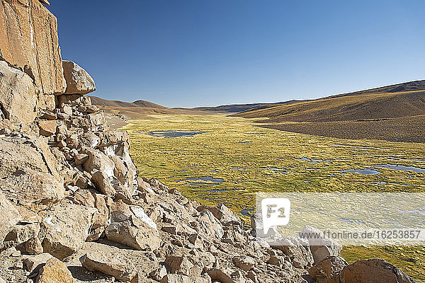 Farbenfrohe Hochgebirgslandschaft in den südamerikanischen Anden; San Pedro de Atacama  Atacama  Chile