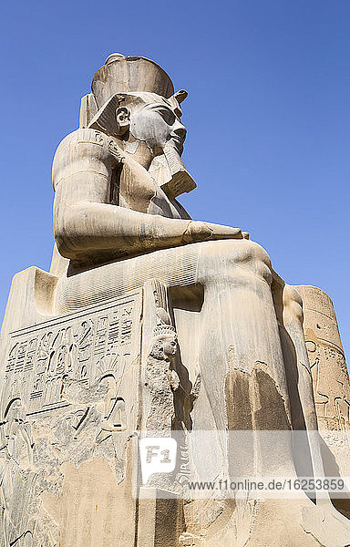 Koloss von Ramses II Hof von Ramses II Luxor-Tempel UNESCO-Weltkulturerbe; Luxor Ägypten