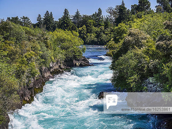 Die Huka-Fälle sind eine Reihe von Wasserfällen am Waikato-Fluss  der den Taupo-See entwässert; Nordinsel  Neuseeland