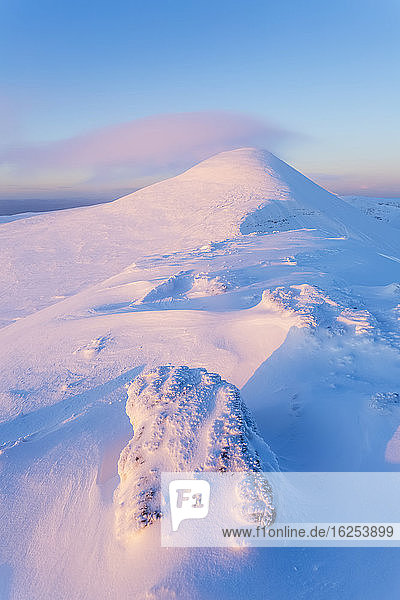 Schneeverwehungen die sich bei Sonnenaufgang auf den Felsen entlang des Gipfels des Galty-Gebirges bilden; Grafschaft Tipperary Irland