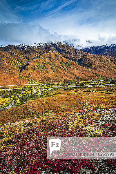 Brooks Mountains und Dalton Highway in Herbstfarben  Gates of the Arctic National Park and Preserve  Arktisches Alaska im Herbst; Alaska  Vereinigte Staaten von Amerika