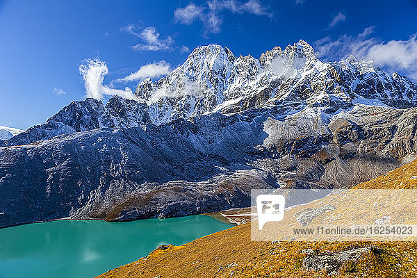 Schneebedeckte Himalaja-Gipfel  die sich vom türkisfarbenen Gokyo-See erheben  einem der fünf heiligen Seen der Region  von Gokyo Ri aus gesehen an einem sonnigen Herbsttag in Gokyo  Sagarmatha-Nationalpark  Himalaja  Nepal; Gokyo  Solukhumbu-Distrikt  Nepal