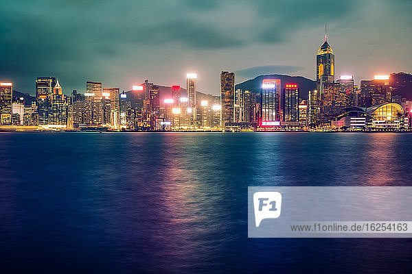 Langzeitbelichtung in der Dämmerung von Wolkenkratzern in Hongkong aufgenommen von Tsim Tsa Tsui; Hongkong Hong Kong Special Administrative Region (SAR) Hongkong