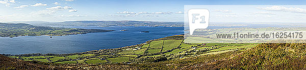 Panoramablick auf den Lough Derg und die umliegende Landschaft von der Tipperary-Seite des Sees an einem klaren sonnigen Tag; Tautinna  Grafschaft Tipperary  Irland