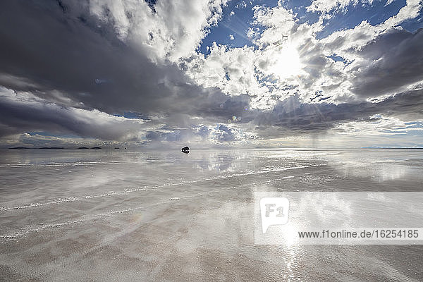 Reflexionen während der Regenzeit (Dezember-Februar) im Salar de Uyuni der grössten Salzfläche der Welt; Abteilung Potosi Bolivien