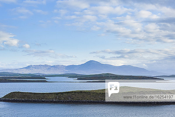 Croagh Patrick Mountain mit den Inseln von Clew Bay an einem sonnigen Sommertag; Grafschaft Mayo Irland