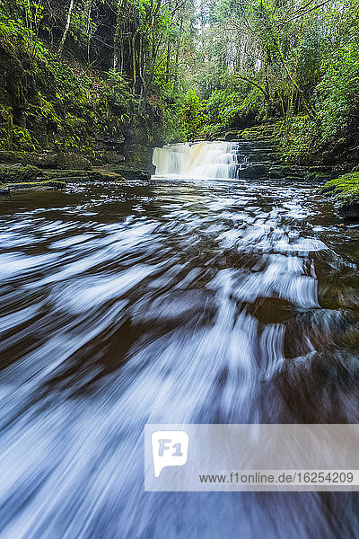 Niedrigperspektivische Ansicht des Wassers  das aus einem Wasserfall am Clare Glens River abfließt; Grafschaft Tipperary  Irland