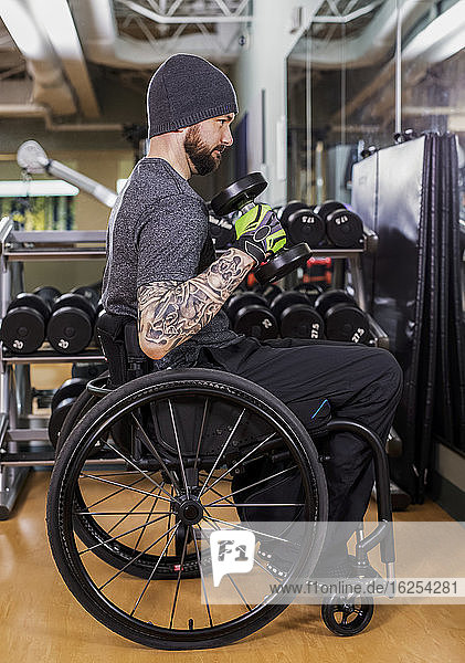 Ein querschnittsgelähmter Mann beim Training mit freien Gewichten vor einem Spiegel im Freizeitzentrum: Sherwood Park Alberta Kanada