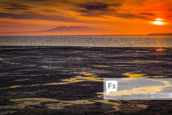 Goldener Sonnenuntergang über dem Mount Susitina und den Cook Inlet Wattflächen Süd-Zentral-Alaska; Anchorage Alaska Vereinigte Staaten von Amerika