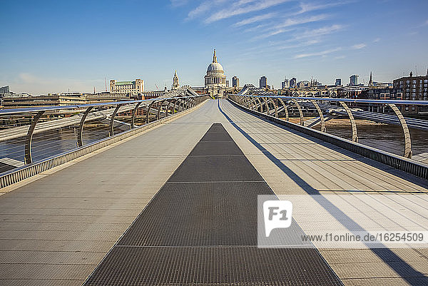 Millennium-Brücke im morgendlichen Berufsverkehr während der nationalen Abriegelung  Covid-19-Weltpandemie; London  England