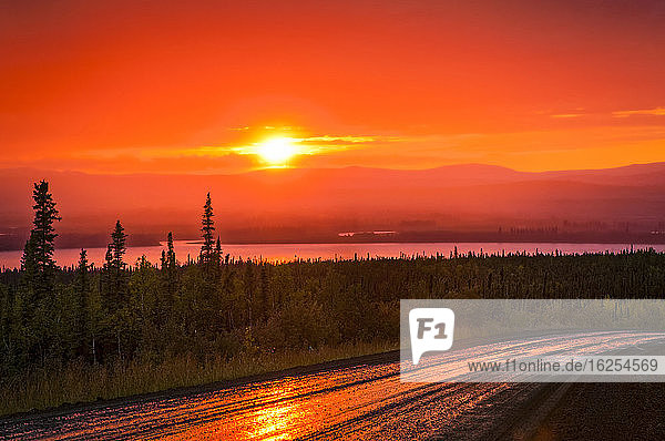 Strahlend roter Sonnenuntergang am Yukon River  Dalton Highway  arktisches Alaska im Sommer; Alaska  Vereinigte Staaten von Amerika