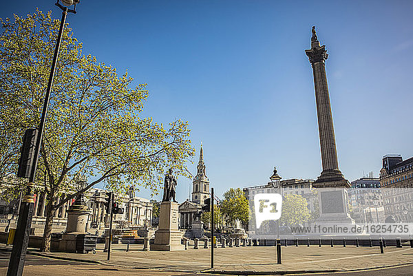 Trafalgar Square im morgendlichen Berufsverkehr während der nationalen Abriegelung  Covid-19-Weltpandemie; London  England