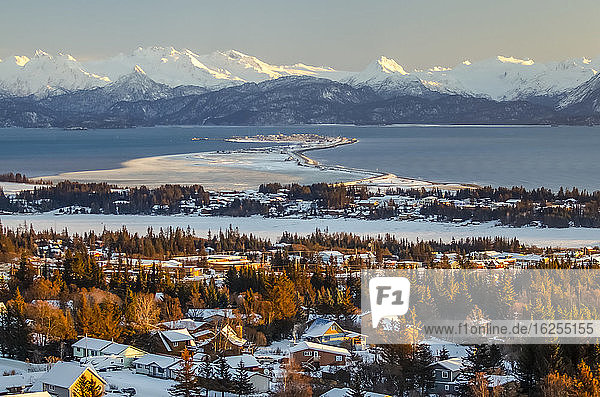Luftaufnahme der Stadt Homer und der Homer-Spucke im Bezirk der Kenai-Halbinsel  im Winter in der Kachemak-Bucht mit der Kenai-Bergkette in der Ferne; Kenai-Halbinsel  Alaska  Vereinigte Staaten von Amerika