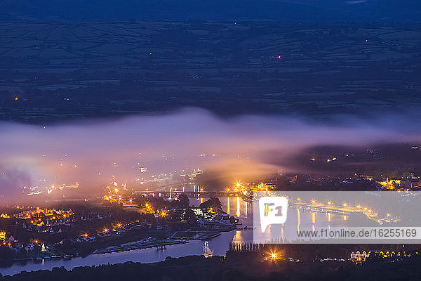 Die Partnerstädte Ballina und Killaloe bei Nacht am Fluss Shannon mit Nebel über den Städten; Killaloe  Grafschaft Clare  Irland
