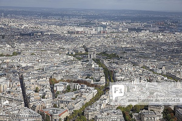 Stadtansicht von der Spitze des Eiffelturms in Richtung Arc de Triomphe  Paris  Frankreich  Europa