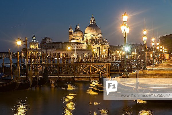 Kirche Santa Maria della Salute bei Nacht  vorne Holzpfähle  Venedig  Italien  Europa