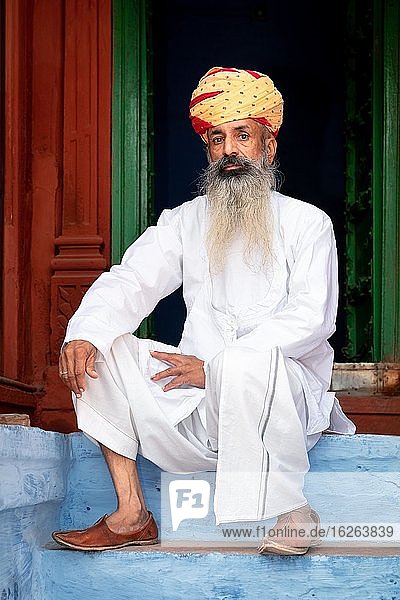 Porträt eines indischen Mannes mit Turban  Jodhpur  Rajasthan  Indien  Asien