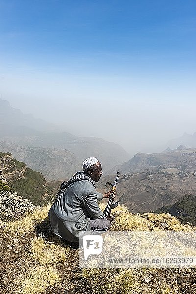 Wachposten mit Gewehr in den Bergen  Simien Mountains Nationalpark  Äthiopien  Afrika