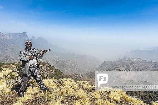 Wachposten mit Gewehr in den Bergen, Simien Mountains Nationalpark, Äthiopien, Afrika