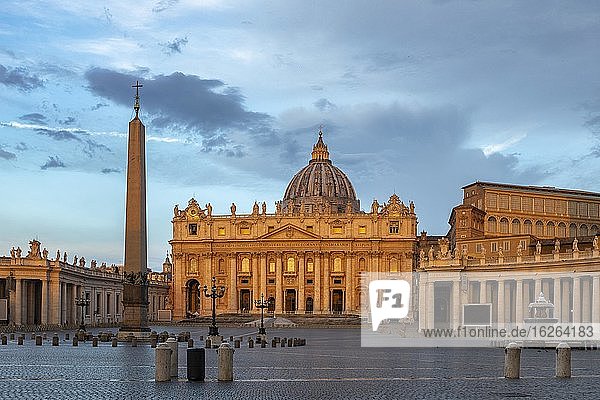 Petersplatz mit Petersdom, Rom, Latium, Italien, Europa