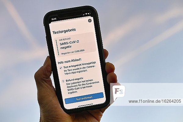 Negatives Testergebnis  Hand hält Smartphone mit Corona Warn-APP  Corona-Krise  Stuttgart  Baden-Württemberg  Deutschland  Europa