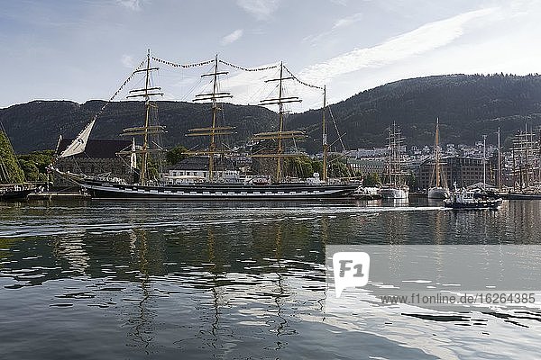 Großsegler, Viermastbark, russisches Segelschulschiff Kruzenshtern im Hafen, Tall Ships Race Bergen 2014, Bergen, Norwegen, Europa