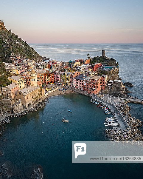 Luftaufnahme  Ortsansicht mit bunten Häusern  Vernazza  Cinque Terre  Ligurien  Italien  Europa