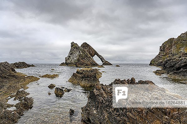 Felsen Bowfiddle Rock in der Bucht von Moray Firth. Portknockie  Schottland  Großbritannien  Europa