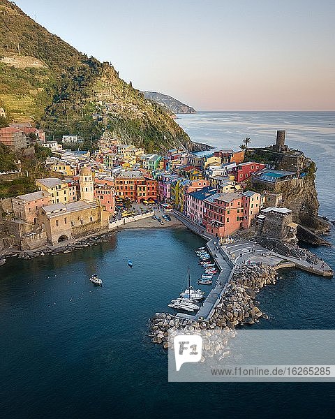 Luftaufnahme  Ortsansicht mit bunten Häusern  Vernazza  Cinque Terre  Ligurien  Italien  Europa