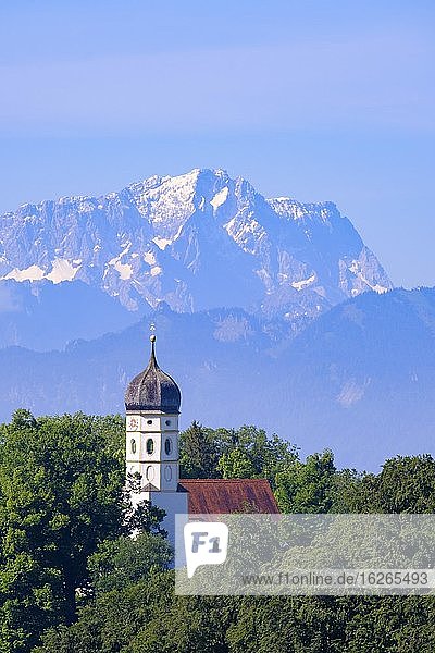 Kirche St. Johann in Holzhausen am Starnberger See  bei Münsing  hinten die Zugspitze  Fünfseenland  Alpenvorland  Oberbayern  Bayern  Deutschland  Europa