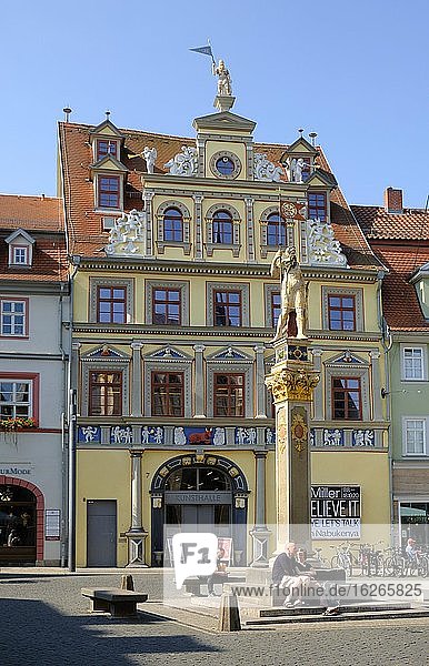 Statue Der Römer  Altes Haus zum Roten Ochsen von 1562  jetzt Kunsthalle  Fischmarkt  Erfurt  Thüringen  Deutschland  Europa