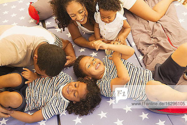 Glückliche Familie entspannt und lacht im Zelt