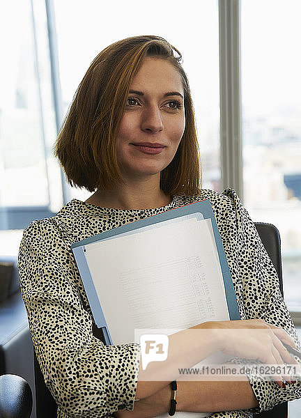 Porträt einer ehrgeizigen Geschäftsfrau mit Papierkram