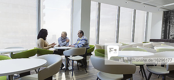 Geschäftsleute treffen sich in der Büro-Cafeteria