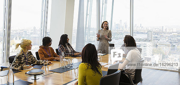 Geschäftsfrau leitet Konferenzraum-Sitzung im Hochhausbüro