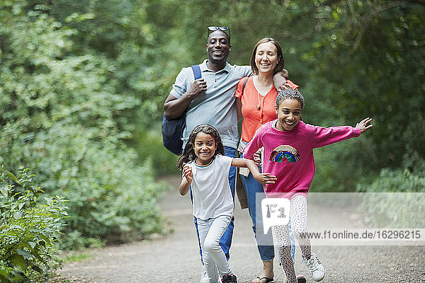 Fröhliches Familienlaufen und Wandern auf Waldwegen