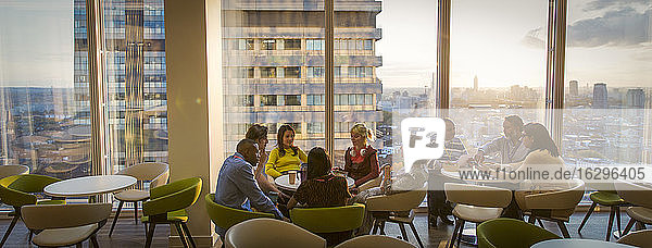 Geschäftsleute treffen sich in der Cafeteria des städtischen Hochhausbüros