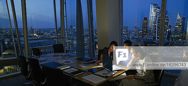 Geschäftsleute die spät am Laptop im Hochhausbüro arbeiten London UK
