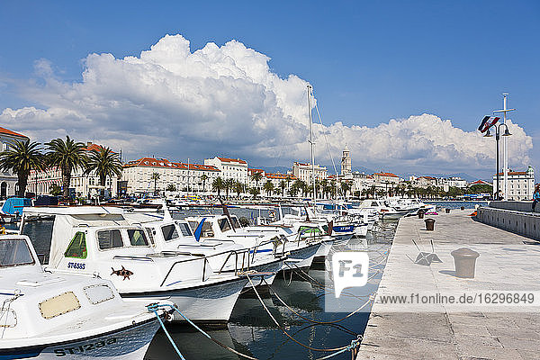 Kroatien  Split  Uferpromenade Riva am Hafen  im Hintergrund der Diokletianpalast