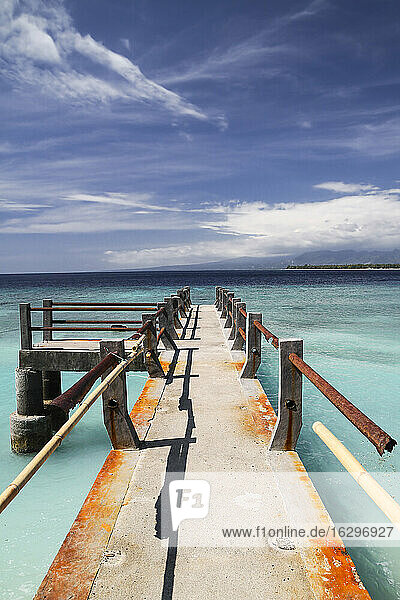 Indonesien  Lombok  Insel Gili Meno  alte Seebrücke  im Hintergrund die Insel Gili Air