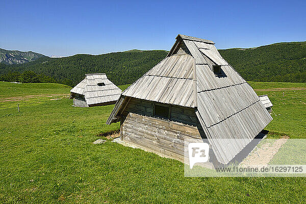 Montenegro  Crna Gora  Traditionelle Hütten im Bjelasica-Gebirge