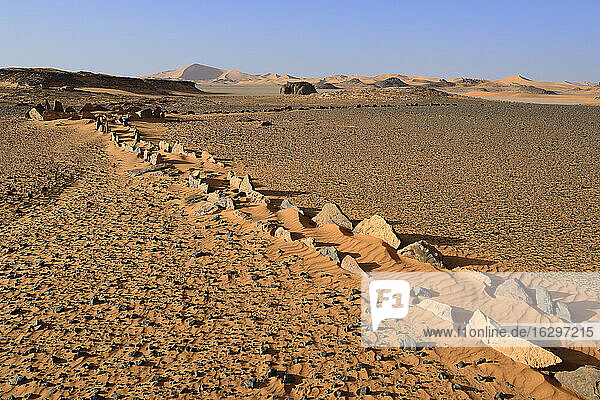 Algerien  Sahara  Nationalpark Tassili N'Ajjer  Region Tadrart  neolithisches Flügelgrab in Oued in Djerane