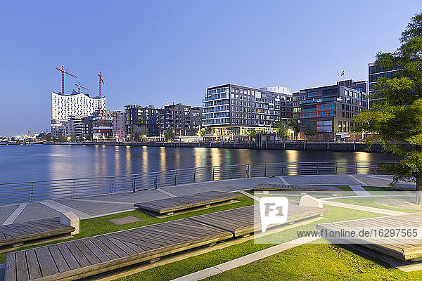 Deutschland  Hamburg  Hafencity  Grasbrookhafen mit Elbphilharmonie und Dalmannkai