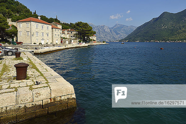 Montenegro  Crna Gora  Hafen Perast  Bucht von Kotor