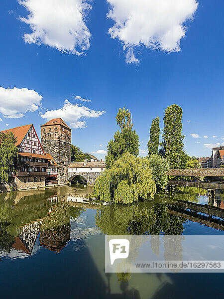 Deutschland  Bayern  Nürnberg  Fluss Pegnitz  Weinstadel und Wasserturm an einem sonnigen Tag