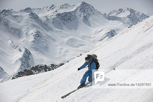 Österreich  Osttirol  Defereggental  Man telemark skiing