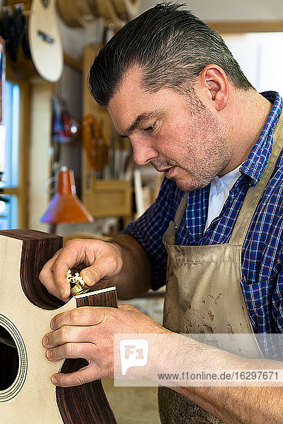 Gitarrenbauer in seiner Werkstatt